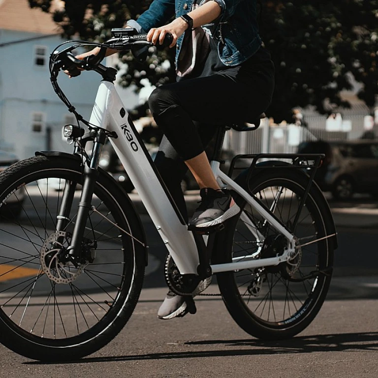 Le vélo électrique pour femmes en milieu urbain : une solution pratique et stylée